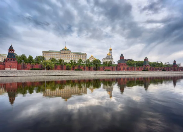 View of the Kremlin and the Kremlin embankment. Moscow, Russia. — Stock Photo, Image