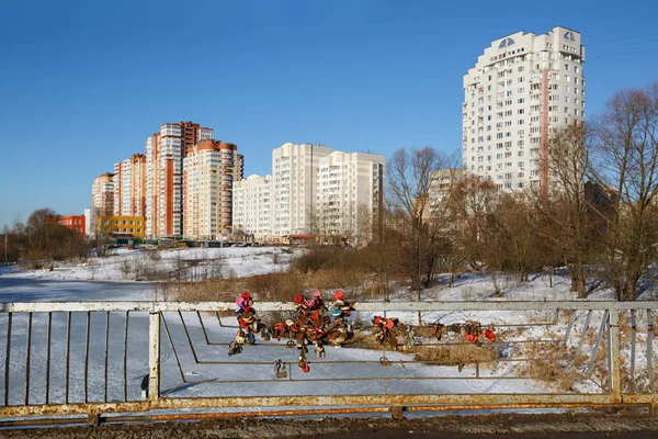 El amor se bloquea en el puente contra el fondo de un nuevo distrito residencial. Balashikha, Rusia . — Foto de Stock