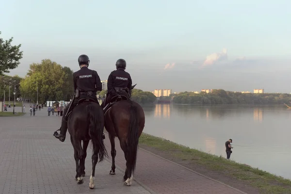 Policía montada en el Parque Kolomenskoye. Moscú, Rusia . — Foto de Stock