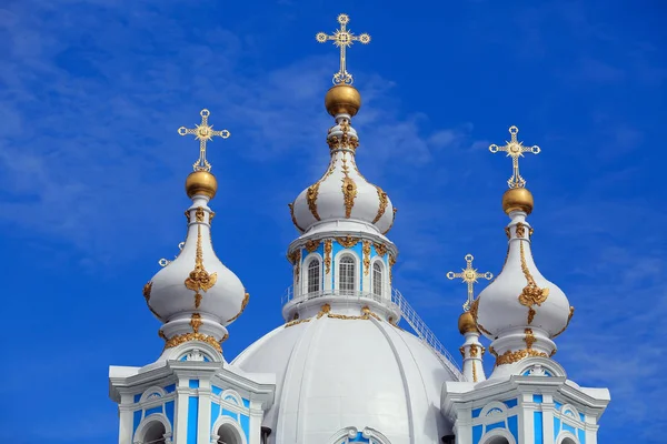 Cúpulas de cebola da Catedral Smolny. São Petersburgo, Rússia . — Fotografia de Stock
