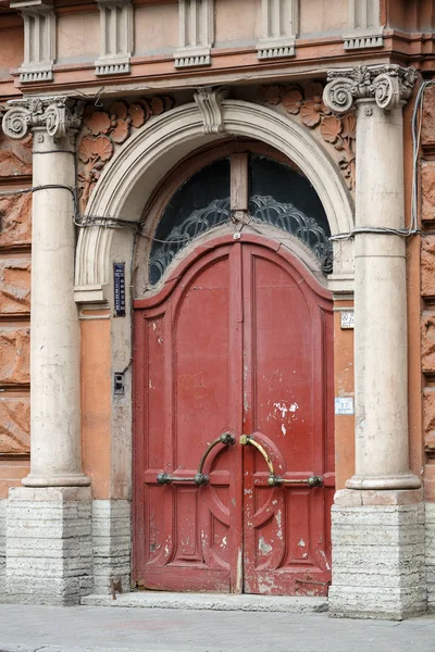 Главный вход в доходное здание И. И. Дернова, также называемое "башенным домом" (построен в 1903-1905 гг. в эклектическом стиле). Санкт-Петербург, Россия . — стоковое фото