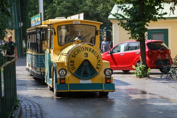 Vienna Schoenbrunner Gardens mini-Train Tour. Wien, Österrike. — Stockfoto