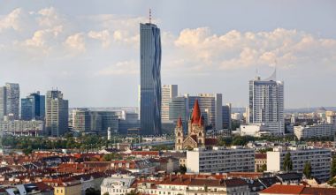 Eski Viyana yeni bölgelerine Dc Kulesi ve Uno City modern binalar ile havadan görünümü. Viyana, Avusturya