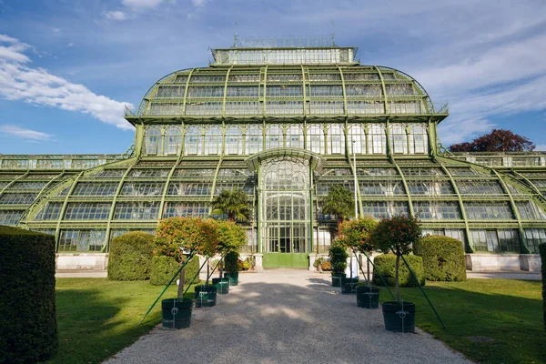 La Palmenhaus Schoenbrunn - un gran invernadero, inaugurado en 1882 en Viena, Austria —  Fotos de Stock