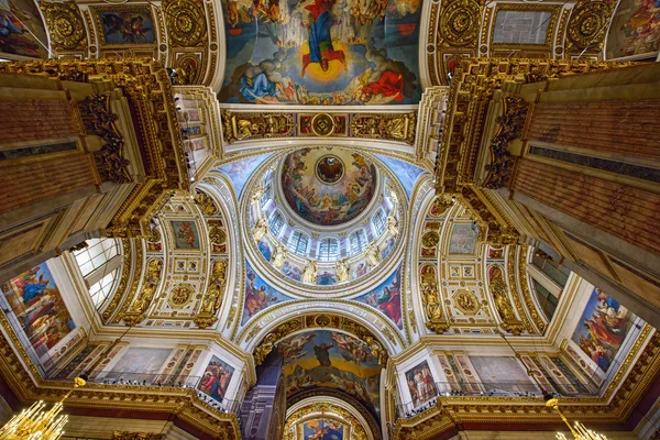 Interior de la Catedral de San Isaac (Isaakievskiy Sobor) - la catedral ortodoxa rusa más grande de la ciudad San Petersburgo, Rusia — Foto de Stock