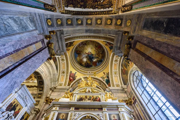 Interior de la Catedral de San Isaac (Isaakievskiy Sobor) - la catedral ortodoxa rusa más grande de la ciudad San Petersburgo, Rusia — Foto de Stock