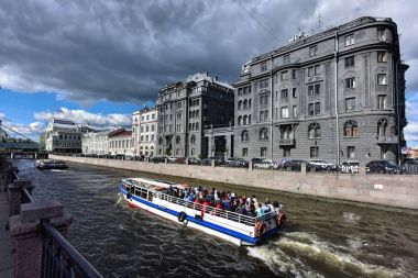  Bir bakış Krjukov kanal ve Mey (1912-1914'te inşa edilmiş) evde ön plana çıkabilir. Saint Petersburg, Rusya Federasyonu.