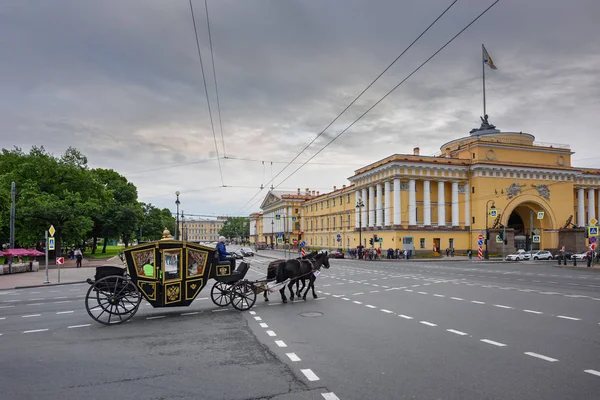 Traditional horse riding in a carriage through the historical district of Saint Petersburg, Russia. — Stock Photo, Image