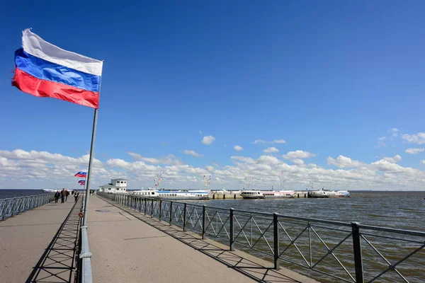 Peterhof türü Meteor, hidrofil tekneler demirleme yolcu bulunan, açık sahil, Finlandiya Körfezi, içinde Petergof (banliyösü olan St. Petersburg), Rusya Federasyonu