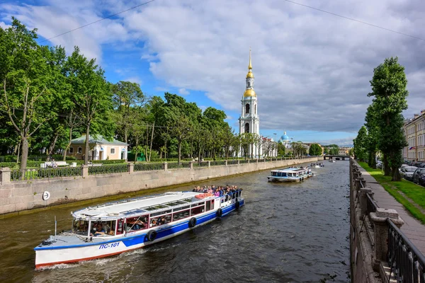 View of the embankment of the Krjukov canal and the belfry of St. Nicholas Cathedral. Saint Petersburg, Russia. — Stock Photo, Image