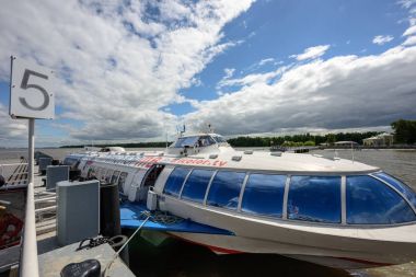 Peterhof türü Meteor, hidrofil tekneler demirleme yolcu bulunan, açık sahil, Finlandiya Körfezi, içinde Peterhof (banliyösü olan St. Petersburg), Rusya Federasyonu