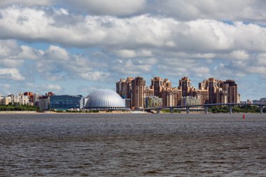 Yeni yerleşim bölgesi altın Harbor görünümünü, yeni alışveriş ve eğlence merkezi Piterland ve yat Köprüsü. Saint Peterburg, Rusya Federasyonu