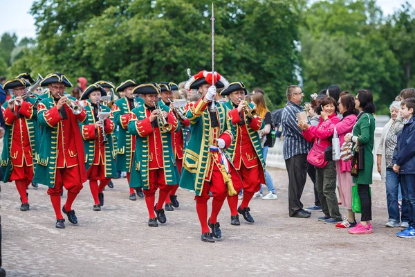 Musikere fra Imperiets blæseorkester spiller i Peterhof parken. Saint Peterbug, Rusland . - Stock-foto
