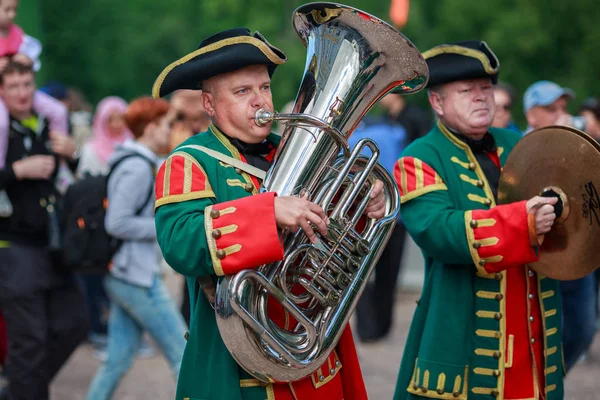 Keisarillisen tuuliorkesterin muusikot soittavat Peterhofin puistossa. Pietari, Venäjä . — kuvapankkivalokuva