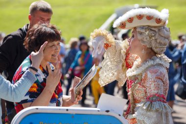 Asya turistler bir eski mahkeme kostüm Peterhof Parkı model ile fotoğrafı olabilir istiyorum. Saint Peterbug, Rusya Federasyonu.