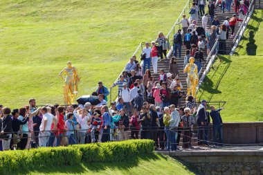Kalabalık turist Peterhof Parkı içinde Grand basamaklı şelale merdivenlerde. Saint Petersburg, Rusya Federasyonu.