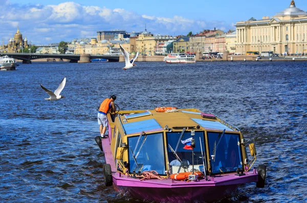 Navio a motor no rio Neva, no centro histórico de São Petersburgo, Rússia . — Fotografia de Stock