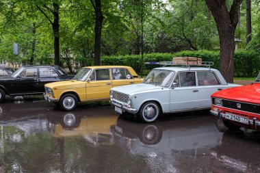 Sokolniki Park vintage Sovyet otomobillerin Motor Show'da. Moscow, Rusya Federasyonu