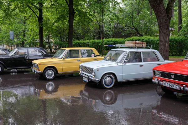 Σαλόνι αυτοκινήτου του vintage σοβιετικά αυτοκίνητα στο πάρκο Sokolniki. Μόσχα, Ρωσία — Φωτογραφία Αρχείου