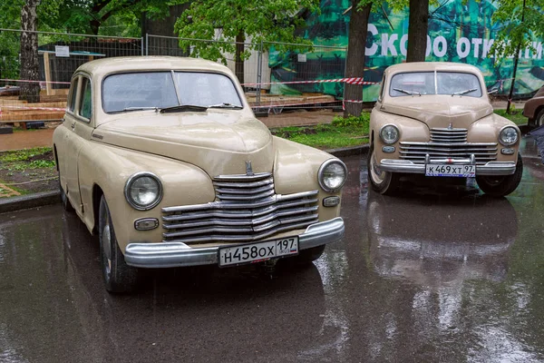 Exposição de carros soviéticos vintage no parque Sokolniki. Moscou, Rússia — Fotografia de Stock