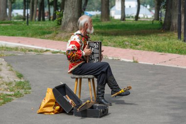Yaşlı bir adam akordeon Suzdal, Vladimir Bölgesi, Rusya oynarken Rus ulusal kostüm.