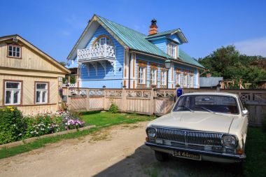 Ahşap evin önünde Sovyet Volga araba ile. Lebedeva street, Suzdal, Rusya Federasyonu.