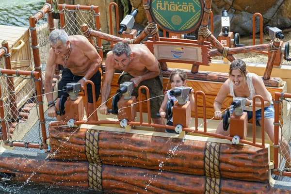  Mutlu aile Port Aventura Tema Park Çin bölgesinde bulunan su cazibe Angkor, su tabancası savaş sırasında. Salou, Katalonya, İspanya.