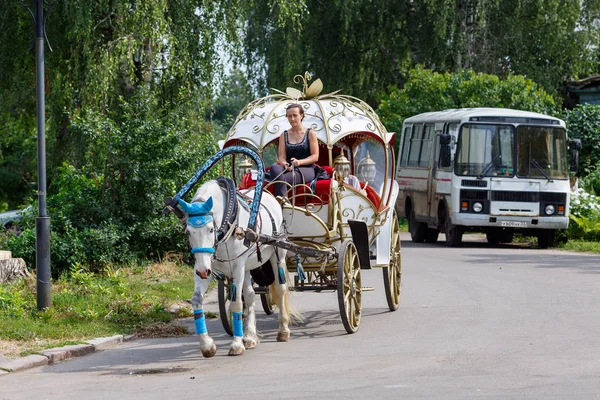 Um treinador vintage puxado a cavalo na rua de Suzdal, Rússia . — Fotografia de Stock