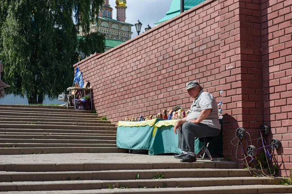 O vendedor de bonecas de nidificação russas em frente ao mosteiro de Sergiev Posad. Sergiev Posad, Rússia — Fotografia de Stock