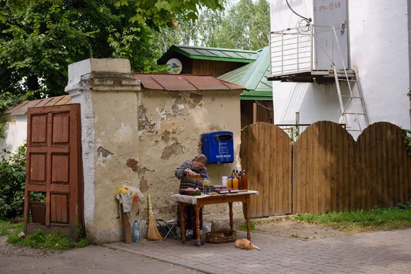 Пожилая россиянка продает бутылки Мида, банки с вареньем и ягодами в историческом центре Суздаля, Владимирская область, Россия . — стоковое фото