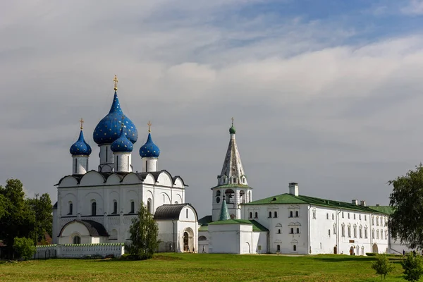 Medeltida Kreml och ortodoxa katedralen Födelsekyrkan. Suzdal, Ryssland — Stockfoto