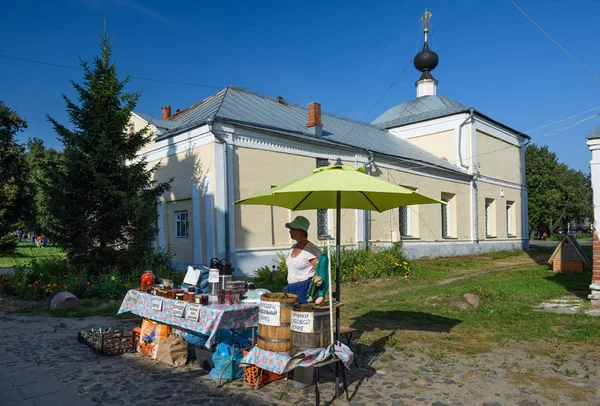 Street trade in front of the Kazan Church in the historical center of Suzdal. Goden Ring, Russia. — Stock Photo, Image
