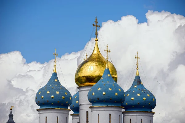 Catedral da Dormição na Trindade Lavra de São Sérgio em Sergiev Posad, Rússia — Fotografia de Stock