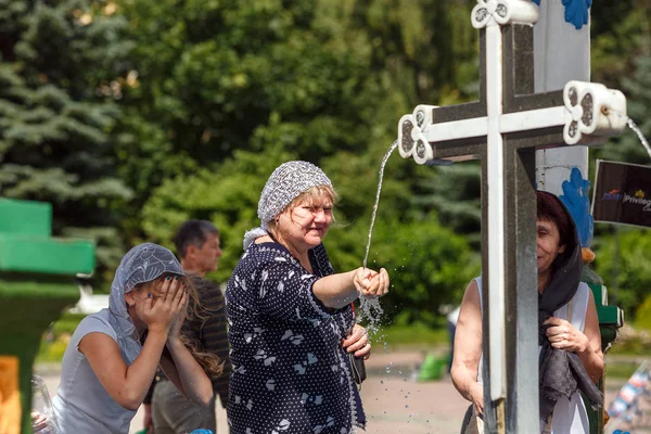 基督教妇女在传统头围巾在 Sergiyev 夫修道院附近的圣泉。俄罗斯莫斯科地区. — 图库照片
