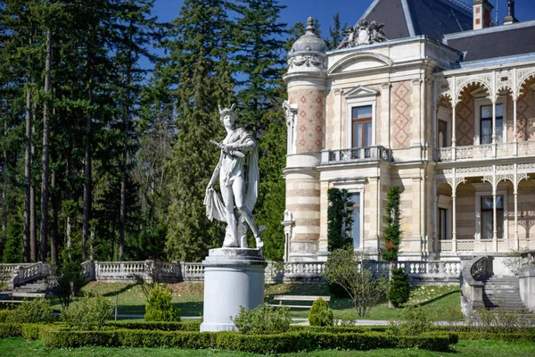 Spacerem do pałacu Hermesvilla w Lainzer Tiergarten, w Wiedniu, z marmurowy posąg Hermesa przed nim. — Zdjęcie stockowe