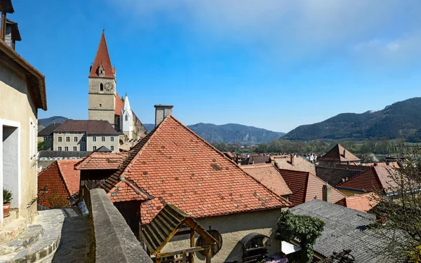 Small town of Weissenkirchen-in-der-Wachau on the bank of the Danube. Lower Austria. — Stock Photo, Image