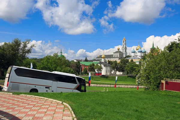 Tourist bus on the road in front of the Trinity Lavra of St.Sergius. Sergiyev Posad,  Russia — Stock Photo, Image