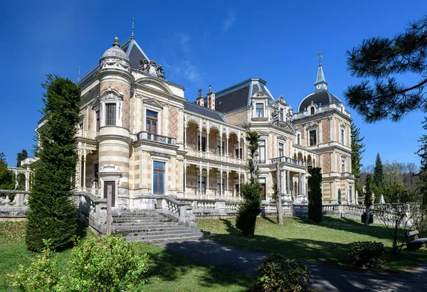 Palác Hermesova ve veřejném parku Lainzer Tiergarten, bývalé lovecké oblasti Habsburků šlechta (postavená v roce 1882-1886). Vídeň, Rakousko. — Stock fotografie