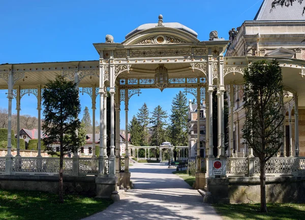 Bramy wjazdowej do pałacu spacerem do Hermesvilla (wybudowany w 1882-1886). Wiedeń, Austria — Zdjęcie stockowe