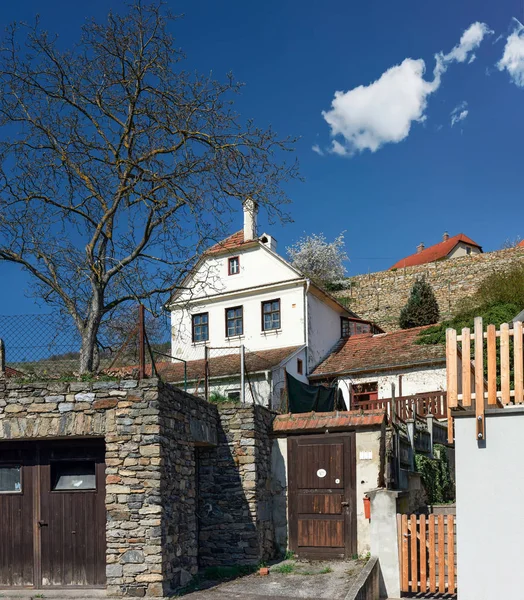 Vista da rua residencial na pequena cidade de Weissenkirchen in der Wachau. Baixa Áustria . — Fotografia de Stock