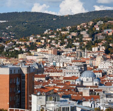Şehir merkezinin havadan görünümü. Trieste, İtalya