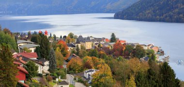 Alp şehir Millstatt sonbaharda am See, Millstatt Gölü kıyısında yer alır. Avusturya