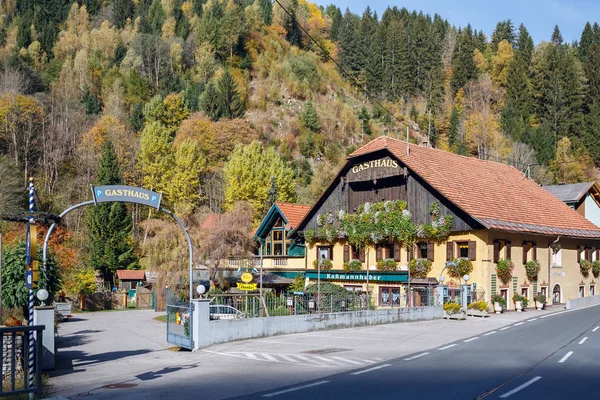 Schönes Landhotel in der Gemeinde Krems in Kärnten, im Katschtal gelegen. Kärnten, Österreich. — Stockfoto