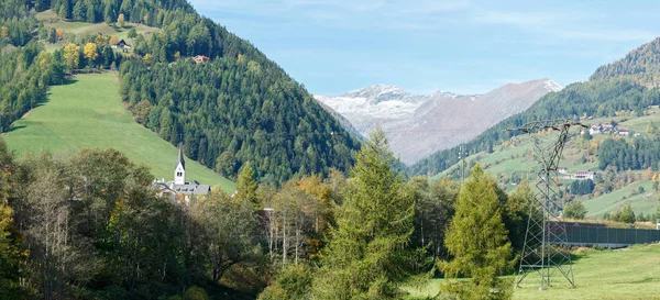 レンヴェークの町の近くのアルプスの山々 のパノラマは、水着です。オーストリア、ケルンテン州. — ストック写真