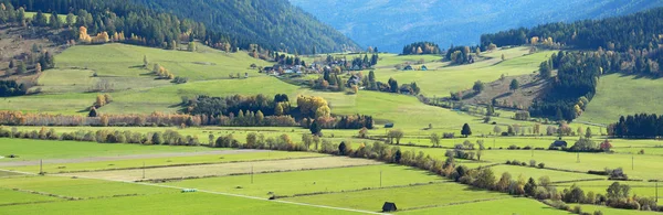 Schöne landwirtschaftliche landschaft in der nähe der gemeinde sankt margarethen im lungau. Österreich — Stockfoto