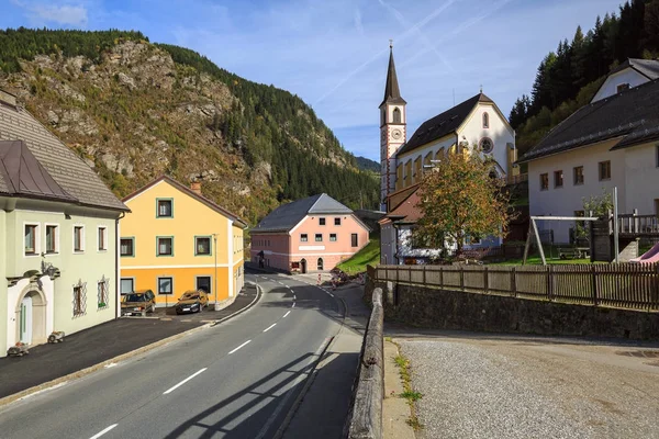 Město Ramingstein, nacházející se v centru východních Alp. Rakousko — Stock fotografie