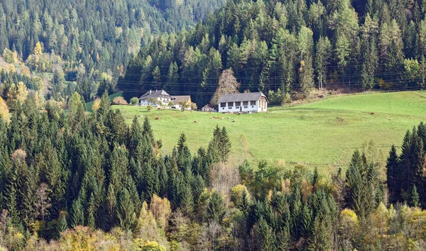 Фермерский дом в Альпах. Австрия — стоковое фото