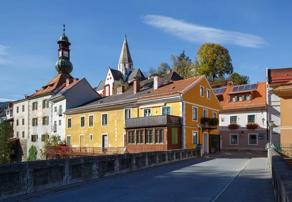 Nehri Mur Murau tarihi kent merkezi içinde köprü. Styria, Avusturya.