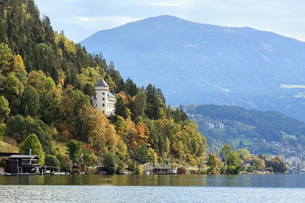 Vista del castillo Heroldeck en la orilla del lago Millstatt. Austria — Foto de Stock