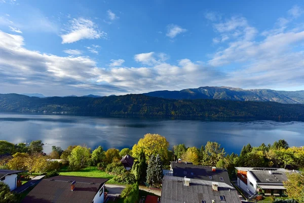 Temprano en la mañana en la ciudad de Millstatt am See en la orilla del lago Millstatt. Austria — Foto de Stock